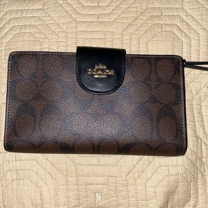 Coach wristlet! 🤎🖤